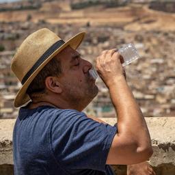 Ein Man trinkt während einer Hitzewelle in Marokko aus einer Wasserflasche (Archivbild vom 26. Juli 2024)